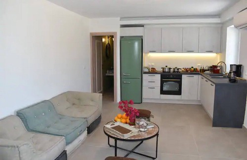 Rantatika Apartment | Oceanfront Emerald Studio: Ideal for Romantic Getaways
