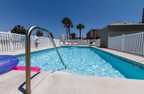 Fort Walton Beach Apartment | Discover Emerald Towers West 4000 with Pool & Breakfast