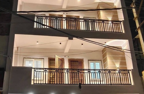 Delhi House | Emeralds – Modern, Spacious 2 BHK Flat with AC & WiFi ~ Near Lake & Golf Course