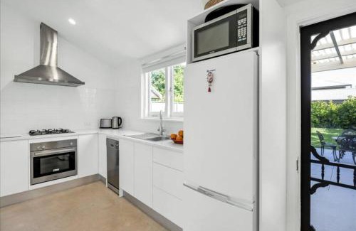 Mile End House | Emilia's Place: Family & Pet Friendly in Mile End City Fringe