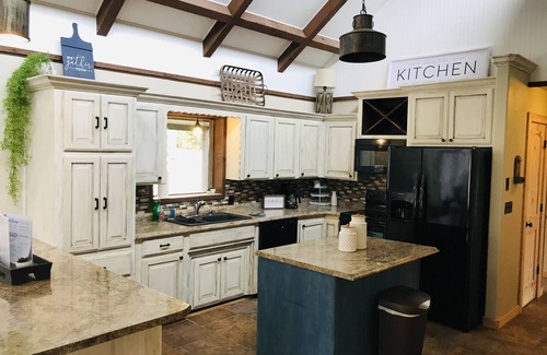Paradise Hill House | Discover Emilia’s Place on Paradise Hill - Pet Friendly & Scenic