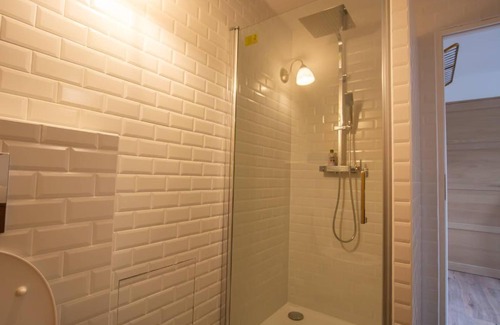 Vandieres Bed & Breakfast | Emilie: Cozy Stay with Cats & Family-Friendly Amenities