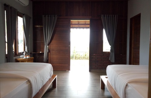 Medewi Bed & Breakfast | Experience Emir Surfcamp: Top-Rated Getaway with Spa & Dining