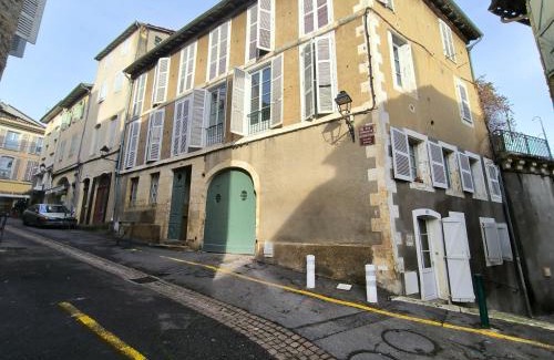 Auch Apartment | Discover EMMA - Centre Historique with Family Amenities!