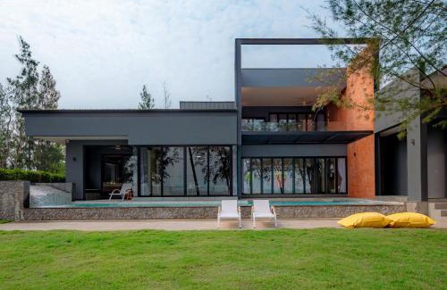 Huai Yang Resort | Emmarin Villa: Oceanfront Bliss with Pool & Private Beach
