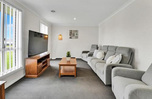 Orange House | Emmaville - Modern, Convenient Stay for Pet Lovers