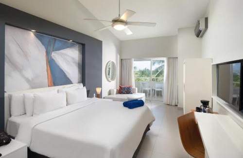 Villas Del Mar Hotel | Relax at Emotions by Hodelpa - Juan Dolio with Ocean Views
