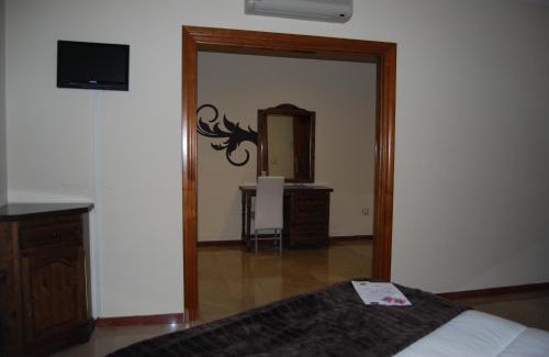 Santa Marta de Tormes Hotel | Coastal Escape at Emperatriz III: 4-Star Oceanfront Retreat