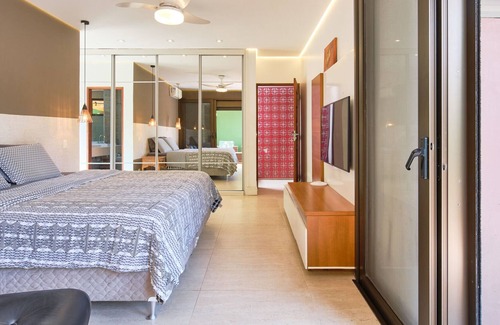 Jabaquara House | Emperor House: Beachfront Retreat with Ocean Views