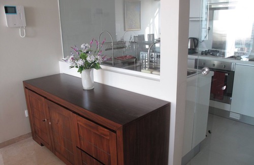 Kollupitiya Apartment | Emperor Residence: Oceanfront Gem at Cinnamon Grand Hotel