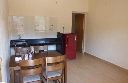 Calangute House | Empire Guest House: Family-Friendly Stays with Breakfast