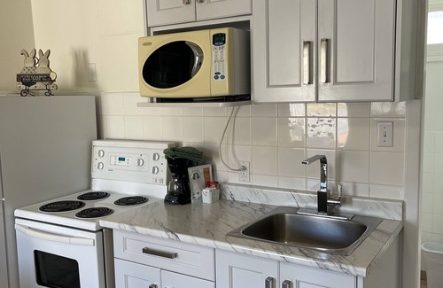 Okanagan-Similkameen Hotel | Discover the Empire Motel: Family-Friendly with Pool Access