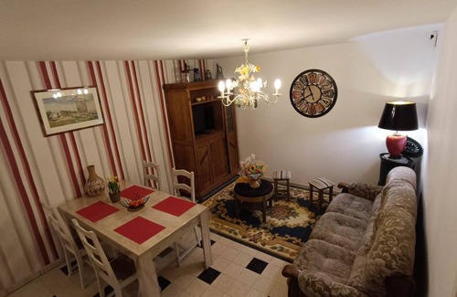 Peronne House | Peaceful Getaway: Chic Gîte with Pool & Pet Friendly