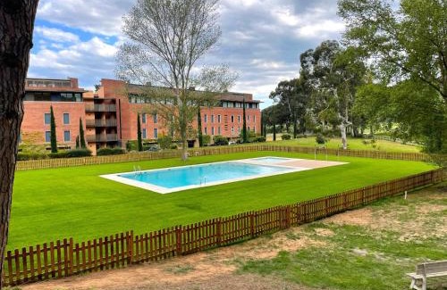 Torroella de Montgri Apartment | Relax at Emporda Golf 30: Family-Friendly Amenities Await