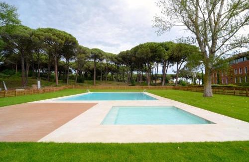 Torroella de Montgri Apartment | Relax at Emporda Golf 30: Family-Friendly Amenities Await