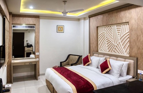 Haldwani Hotel | Budget-Friendly Emporio Hotel with Family and Dining Options
