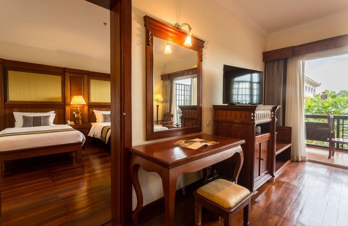 Siem Reap Hotel | Elegant Empress Angkor Resort & Spa with Pool and Spa Services