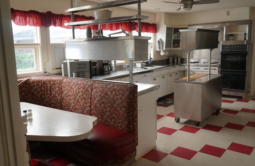 Abilene House | Retro Retreat: Empty Nest Home with Pet-Friendly Perks