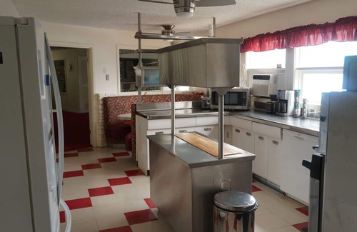 Abilene House | Retro Retreat: Empty Nest Home with Pet-Friendly Perks