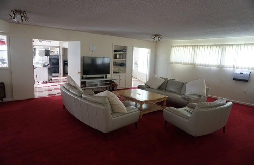 Abilene House | Retro Retreat: Empty Nest Home with Pet-Friendly Perks