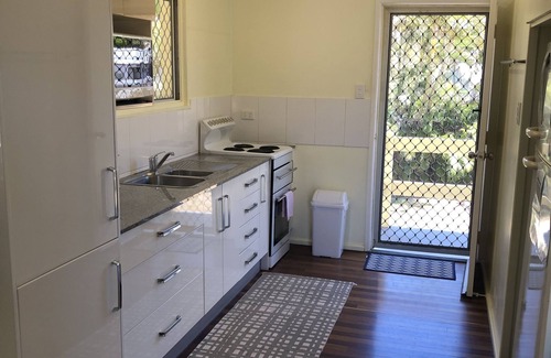 Emu Park Apartment | Beachfront Escape at Emu Park with Ocean Views & Breakfast