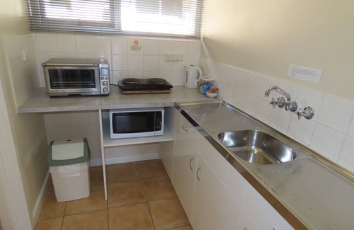 Emu Point Hotel | Oceanfront Emu Point Motel & Apartments with Pool Access