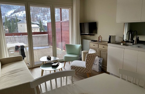 Saint-Etienne-de-Tinee Condo | Cozy Retreat in Centre Station with Sunny Terrace