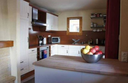 Oz Ski Chalet | Unbeatable En Piste Chalet: Ski-In Access & Family-Friendly
