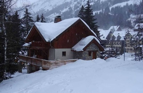 Oz Ski Chalet | Unbeatable En Piste Chalet: Ski-In Access & Family-Friendly