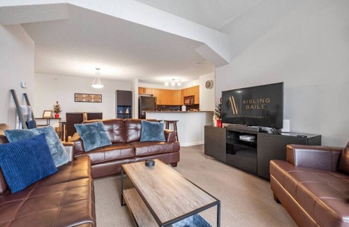 East Kootenay Apartment | En Pointe: Top Floor Retreat with Pool, Hot Tub & Gym