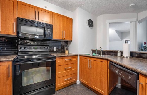East Kootenay Apartment | En Pointe: Top Floor Retreat with Pool, Hot Tub & Gym
