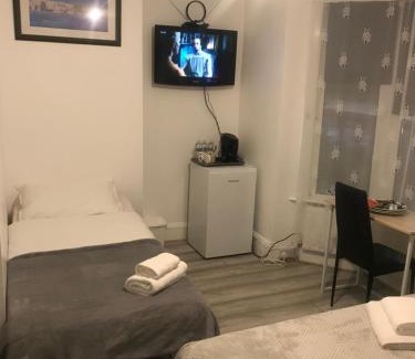 Plumstead House | Cozy En Suite Double Room 2 - Child Friendly Retreat