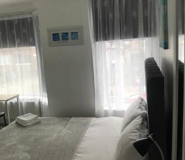 Plumstead House | Cozy En Suite Double Room 2 - Child Friendly Retreat
