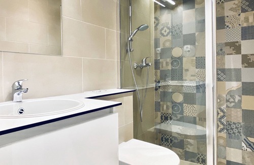 Split House | Guest Rated: 10/10 En-suite Iris with Kitchen on Rokova