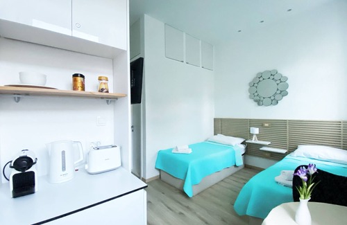 Split House | Guest Rated: 10/10 En-suite Iris with Kitchen on Rokova