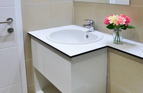 Split House | Guest Rated: 10/10 En-suite Iris with Kitchen on Rokova