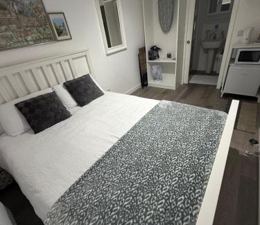 Blackburn House | Inviting En-suite Room with Independent Entrance for Families
