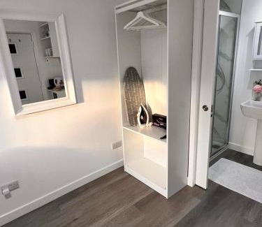 Blackburn House | Inviting En-suite Room with Independent Entrance for Families