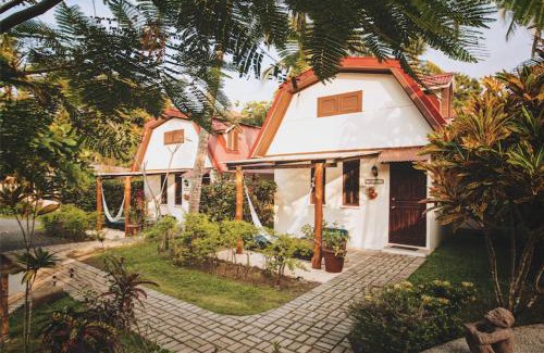 Esterillos Este Bed & Breakfast | Experience Encantada Ocean Cottages with Private Beach Access