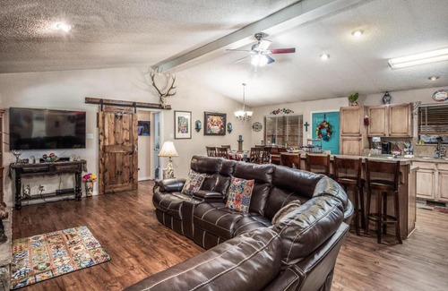 Ruidoso House | Enchanting Encanto: Family-Friendly Getaway Awaits