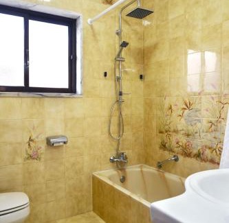 Olivais House | Cozy Encarnação Home with Kitchen - Rated 8/10 by Guests