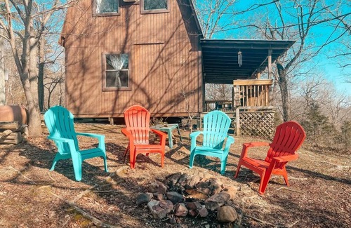 Pencil Bluff House | Pet-Friendly Enchanted Cabin with Scenic Ouachita River Views