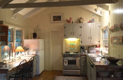 Mirror Lake Cottage | Peaceful Enchanted Cottage: Pet Friendly & Steps to Main Street