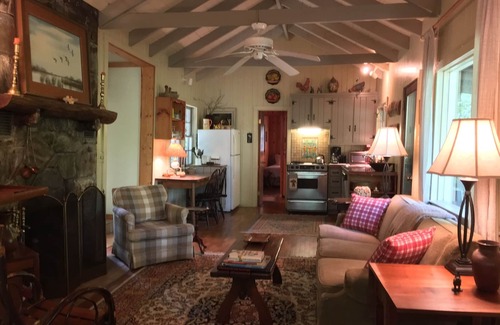 Mirror Lake Cottage | Peaceful Enchanted Cottage: Pet Friendly & Steps to Main Street