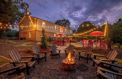 Barium Springs House | "Enchanted Forest" - Pool, Hot tub, Pond, Pickleball, Basketball, Putt Putt +