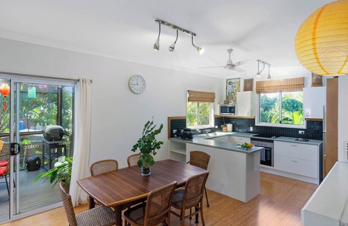 Brisbane Waterfront House | Idyllic Garden Island Cottage with Bikes & Breakfast Included