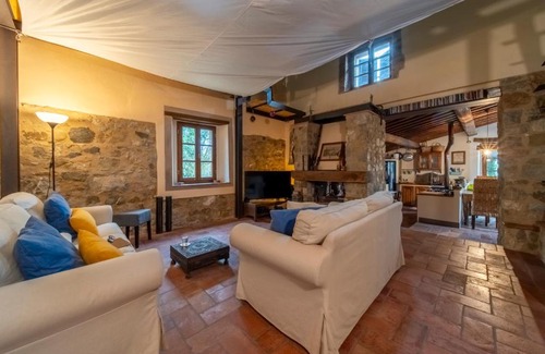 Casciano di Murlo Villa | Discover Enchanted Hideaway: Pet-Friendly Oceanfront Escape