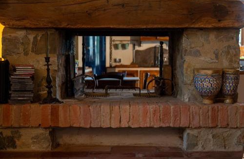 Casciano di Murlo Villa | Discover Enchanted Hideaway: Pet-Friendly Oceanfront Escape