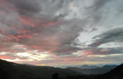 Mukteshwar Bed & Breakfast | Cozy Enchanted Hills Farmstay: Pet Friendly & Family Fun