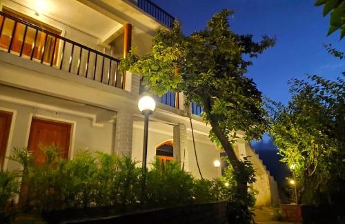 Mukteshwar Bed & Breakfast | Cozy Enchanted Hills Farmstay: Pet Friendly & Family Fun